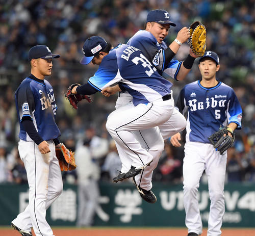 西武対オリックス　オリックスに勝利し佐藤龍（左）とヒップアタックする山川（撮影・たえ見朱実）
