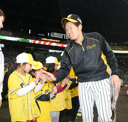 阪神対中日　ヒーローインタビューを終え、子どもとタッチする西（撮影・加藤哉）