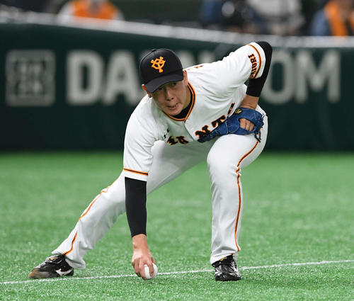 巨人対ヤクルト　1回表巨人2死一、二塁、西浦の打球の処理が遅くなり内野安打を許し、満塁のピンチを招く畠（撮影・鈴木みどり）