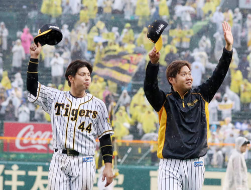 阪神対中日　スタンドに手を振る梅野（左）と西（撮影・加藤哉）