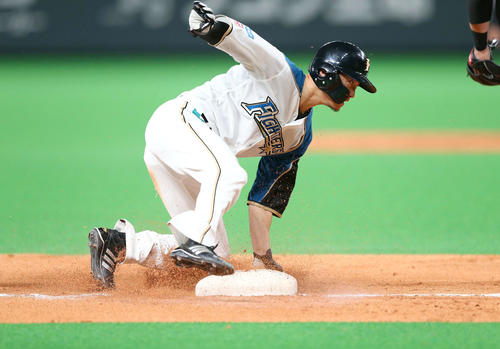 日本ハム対ロッテ　7回裏日本ハム2死一、二塁、三盗を決める西川（撮影・黒川智章）