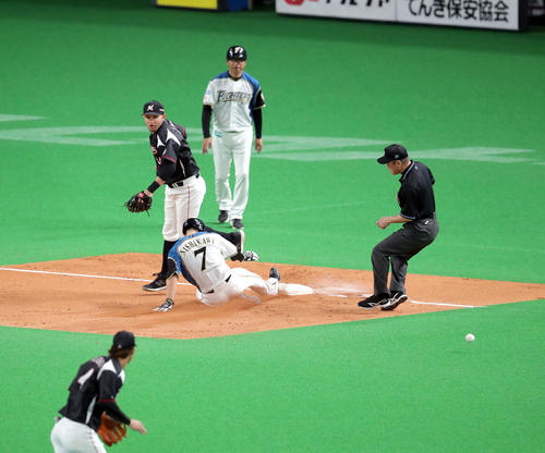 日本ハム対ロッテ　7回裏日本ハム2死一、二塁、三盗を決める西川（撮影・佐藤翔太）　　