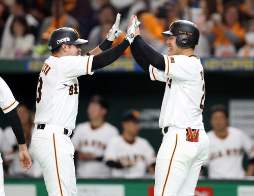 巨人対ヤクルト　3回裏巨人2死一塁、2点本塁打を放ち、岡本（右）とタッチを交わすビヤヌエバ（撮影・狩俣裕三）