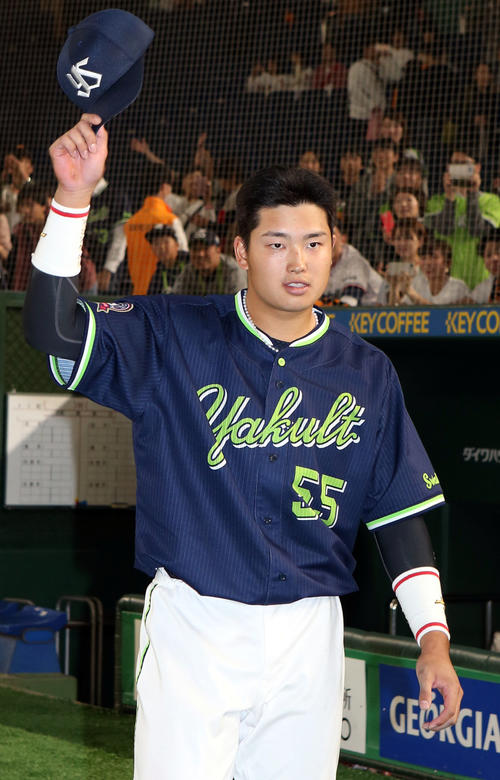 巨人対ヤクルト　ヒーローインタビュー後、ファンの声援に応える村上（撮影・狩俣裕三）