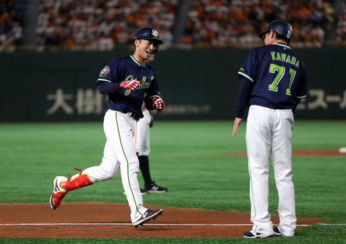 巨人対ヤクルト　3回表ヤクルト1死一、二塁、3点本塁打を放つ西浦（左）（撮影・狩俣裕三）