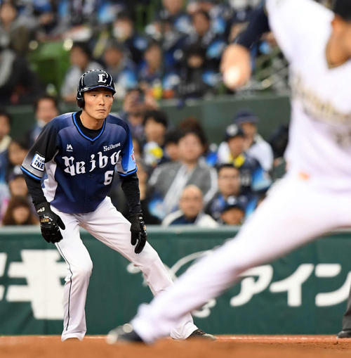 西武対オリックス　7回裏西武無死一塁、栗山の代走で塁に出る源田（撮影・たえ見朱実）