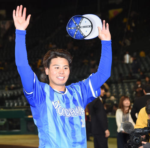 10日の阪神対DeNA　阪神打線を完封した浜口（左）はファンにあいさつする（撮影・奥田泰也）