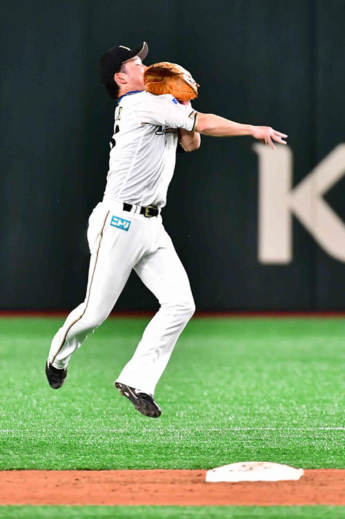 7日の日本ハム対西武　6回表西武2死二塁、日本ハム渡辺は秋山の二ゴロをジャンピングスローでアウトにする（撮影・小沢裕）
