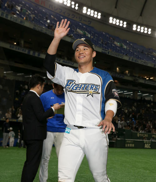 5日の日本ハム対西武　笑顔で球場を後にする日本ハム王柏融（撮影・佐藤翔太）　　