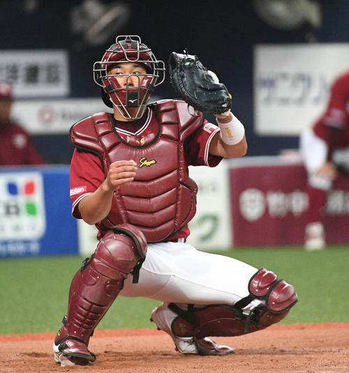 7日のオリックス対楽天　9回裏オリックス無死から捕手を務めた銀次（撮影・渦原淳）