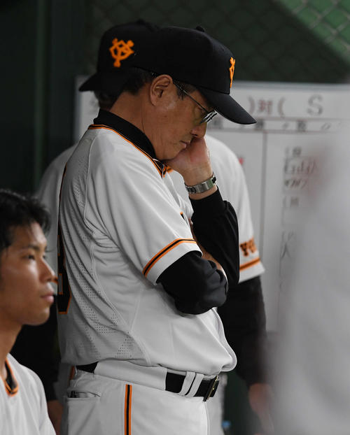 巨人対ヤクルト　ベンチで考え込む巨人原監督（撮影・鈴木みどり）