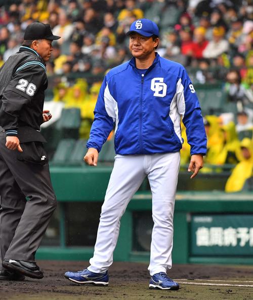 阪神対中日　投手交代を告げる与田剛監督（撮影・上田博志）