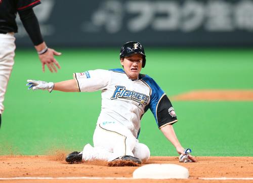 日本ハム対ロッテ　7回裏日本ハム2死一塁、西川の中前打で三塁に進塁する渡辺（撮影・黒川智章）