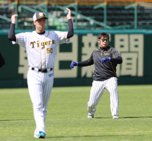 ウオーミングアップする岩田、左は青柳（撮影・加藤哉）