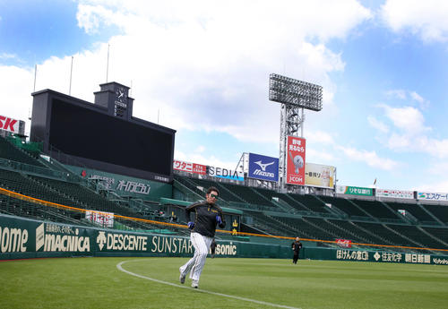 青空の甲子園で外野を走る岩田（撮影・加藤哉）
