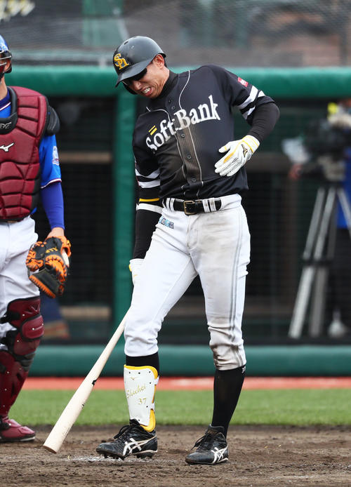 わき腹付近を痛め苦悶（くもん）の表情を見せる福田（2019年4月14日撮影）