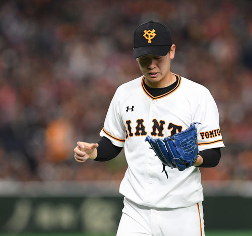 浮かない表情でベンチへ戻る巨人畠（2019年4月14日撮影）