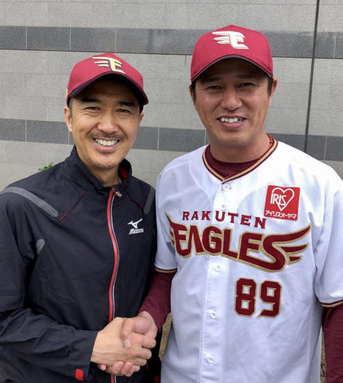 応援ソングをプロデュースしたDEENの池森秀一と握手を交わす平石監督