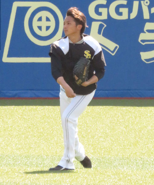 ZOZOマリンスタジアムで調整するソフトバンク東浜