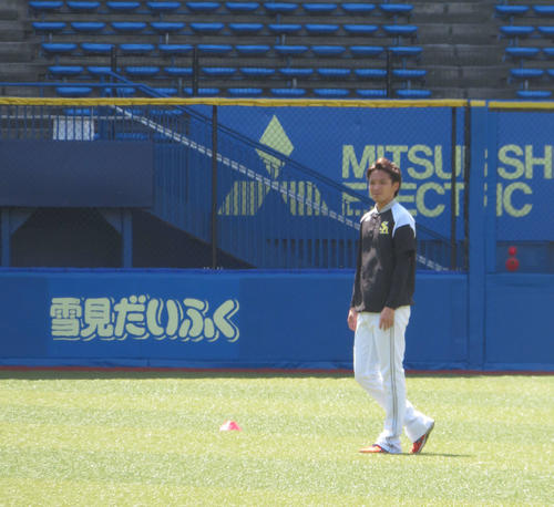 ZOZOマリンスタジアムの新設されたホームランラグーンを前に調整するソフトバンク東浜