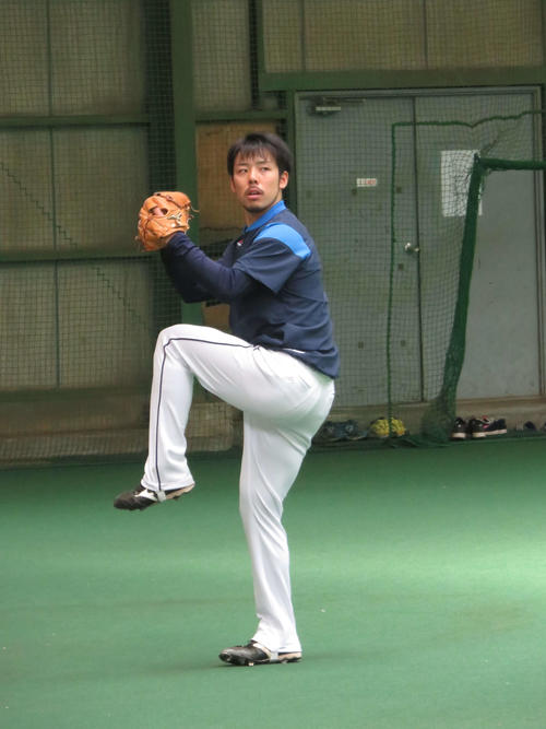 室内練習場で投球フォームを確認する西武本田