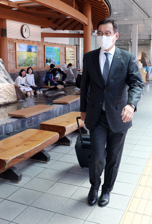 鹿児島空港に到着した巨人原監督(撮影・垰建太)