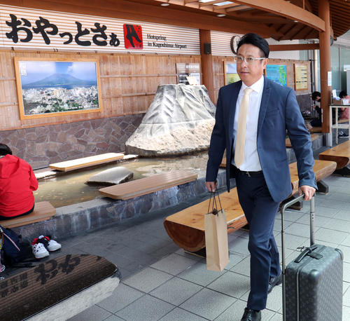 鹿児島空港に到着した巨人宮本コーチ(撮影・垰建太)