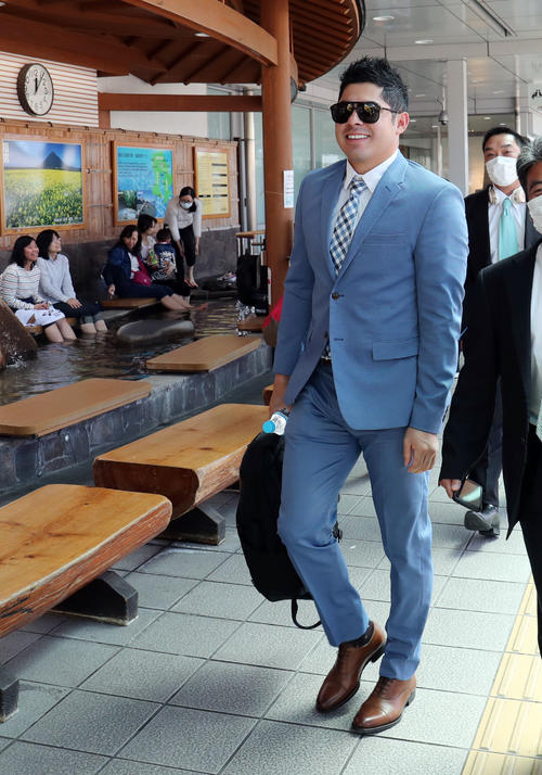 鹿児島空港に到着した巨人ビヤヌエバ(撮影・垰建太)