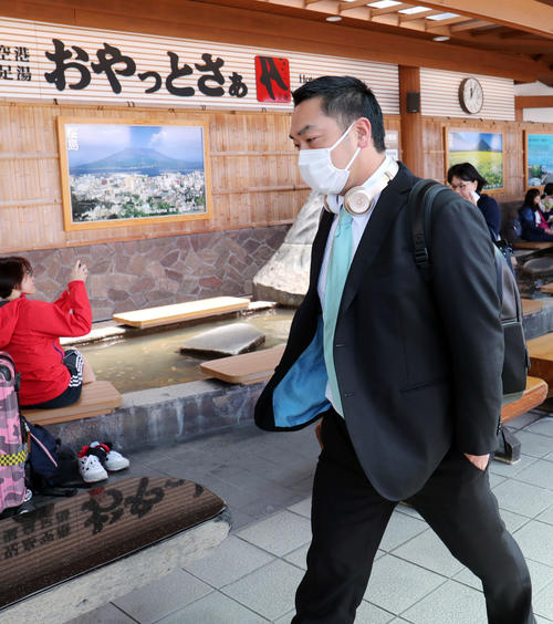 鹿児島空港に到着した巨人阿部(撮影・垰建太)
