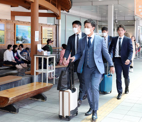 鹿児島空港に到着した、右から巨人高橋、石川、岡本(撮影・垰建太)