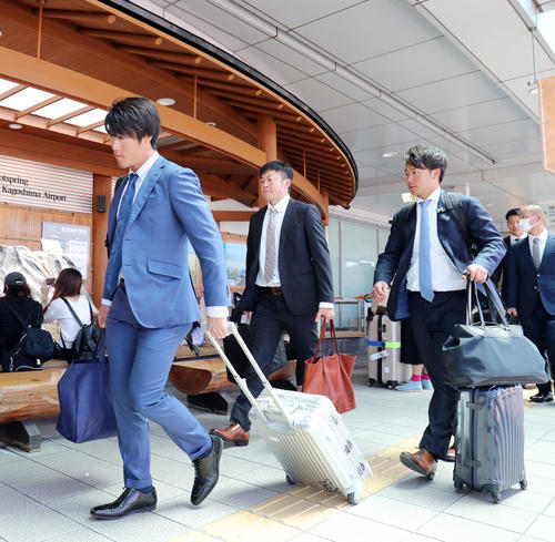 鹿児島空港に到着した巨人重信(左)と山本(撮影・垰建太)