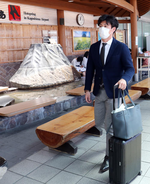 鹿児島空港に到着した巨人吉川光(撮影・垰建太)