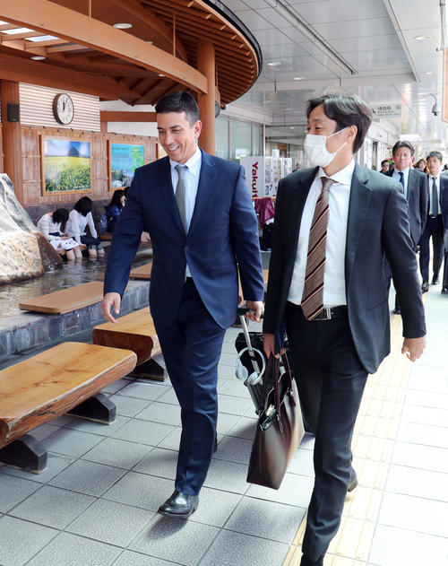 鹿児島空港に到着した巨人ターニー・コーチ(左)と鈴木コーチ(撮影・垰建太)