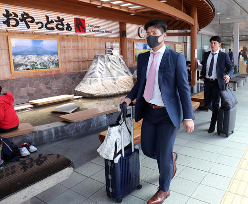 鹿児島空港に到着した巨人炭谷(左)と小林(撮影・垰建太)