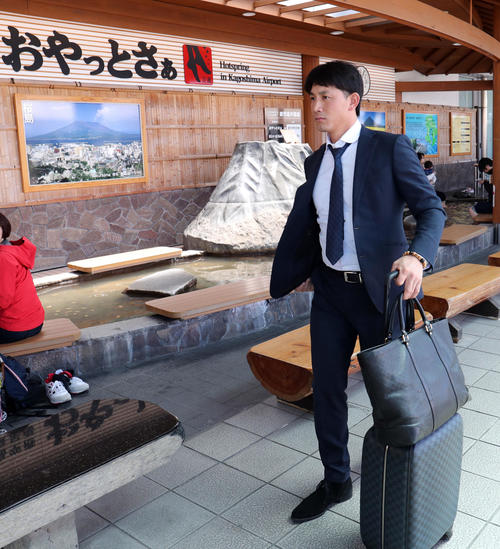 鹿児島空港に到着した巨人小林(撮影・垰建太)