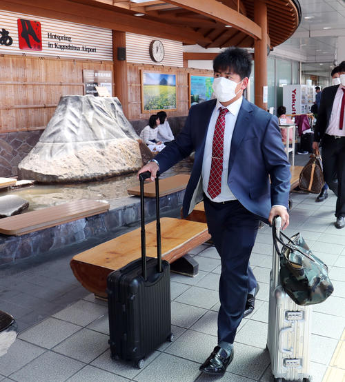 鹿児島空港に到着した巨人戸根(撮影・垰建太)