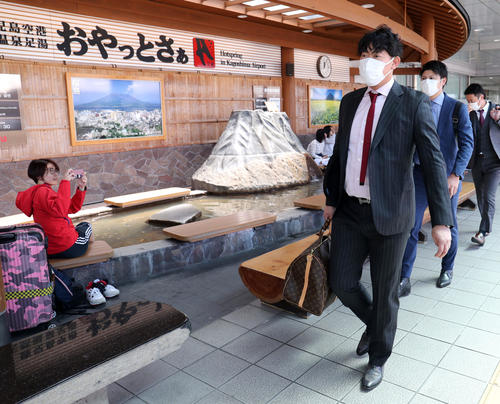 鹿児島空港に到着した巨人山口(中央)と宮国(右)(撮影・垰建太)