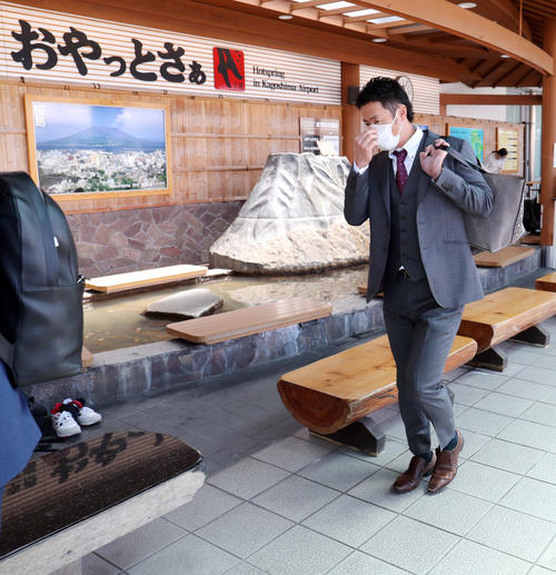 鹿児島空港に到着した巨人亀井(撮影・垰建太)