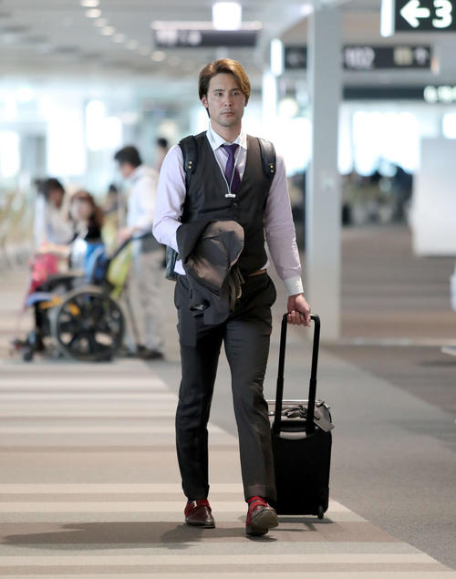 新千歳空港から大阪に移動する日本ハム上原（撮影・佐藤翔太）　　