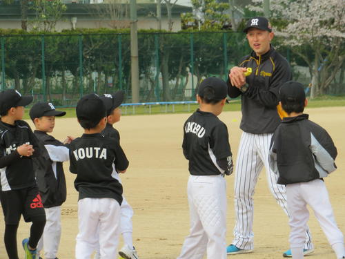 子どもたちと準備体操する元阪神の今成亮太氏（撮影・磯綾乃）