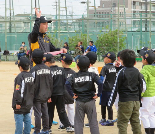 出席確認をする元阪神の今成亮太氏（撮影・磯綾乃）