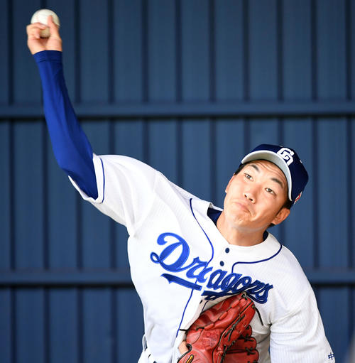 ブルペンで投球練習を行う勝野昌慶（2019年2月2日撮影）