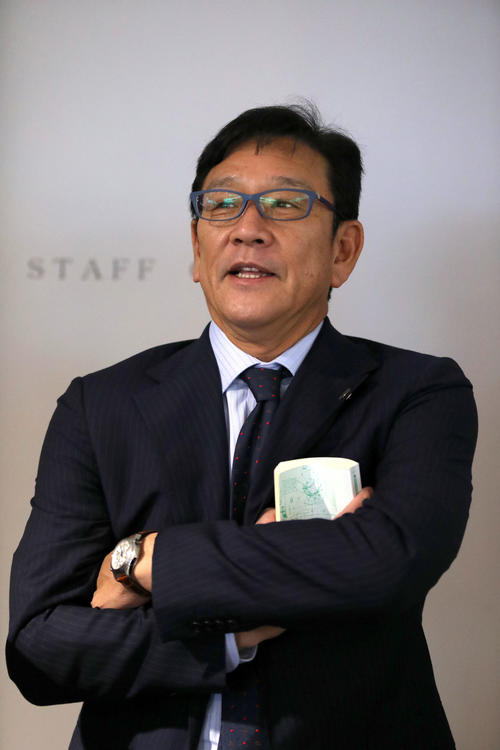 新千歳空港で囲み取材を受ける日本ハム栗山監督（撮影・佐藤翔太）　　