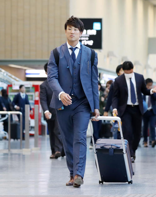空路松山入りし、バスへ向かう中谷（撮影・加藤哉）