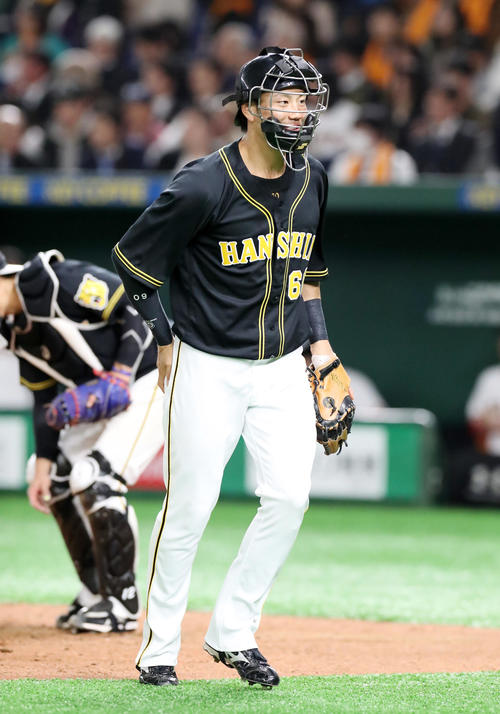 3日、巨人戦の5回裏を前にマスクを着用して投手のボールを受けた中谷（撮影・加藤哉）