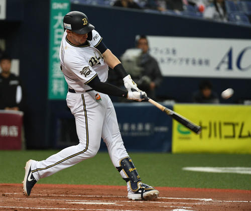 オリックス対日本ハム　8回裏オリックス無死メネセスは左越え本塁打を放つ（撮影・渦原淳）