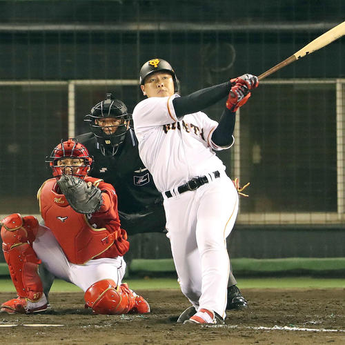 巨人対広島　7回裏巨人無死、岡本は左越えソロ本塁打を放つ（撮影・松本俊）