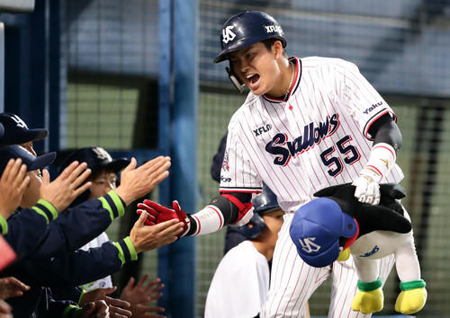 ヤクルト対阪神　1回裏ヤクルト2死一、三塁、村上は右翼に3点本塁打を放ち、雄叫びを上げてナインとハイタッチ（撮影・浅見桂子）