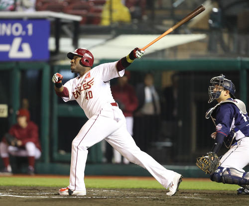 楽天対西武　10回裏無死満塁、ウィーラーは決勝の犠飛を放つ（撮影・林敏行）