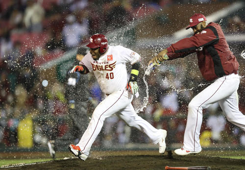 楽天対西武　10回裏無死満塁、ウィーラーは決勝の犠飛を放つ（撮影・林敏行）